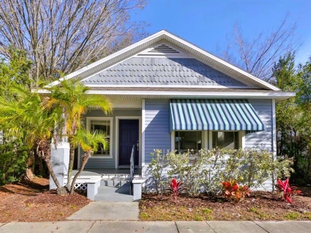 2331 West Chestnut Street Tampa, FL 33607 - Photo 4 of 33 a front view of a house with a yard