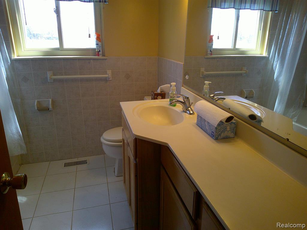 4913 Valley Road Trenton, MI 48183 - Photo 11 of 25 Gallery Image 11