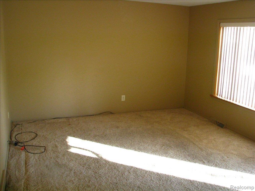 2916 Potter Road Wixom, MI 48393 - Photo 3 of 12 Living Room