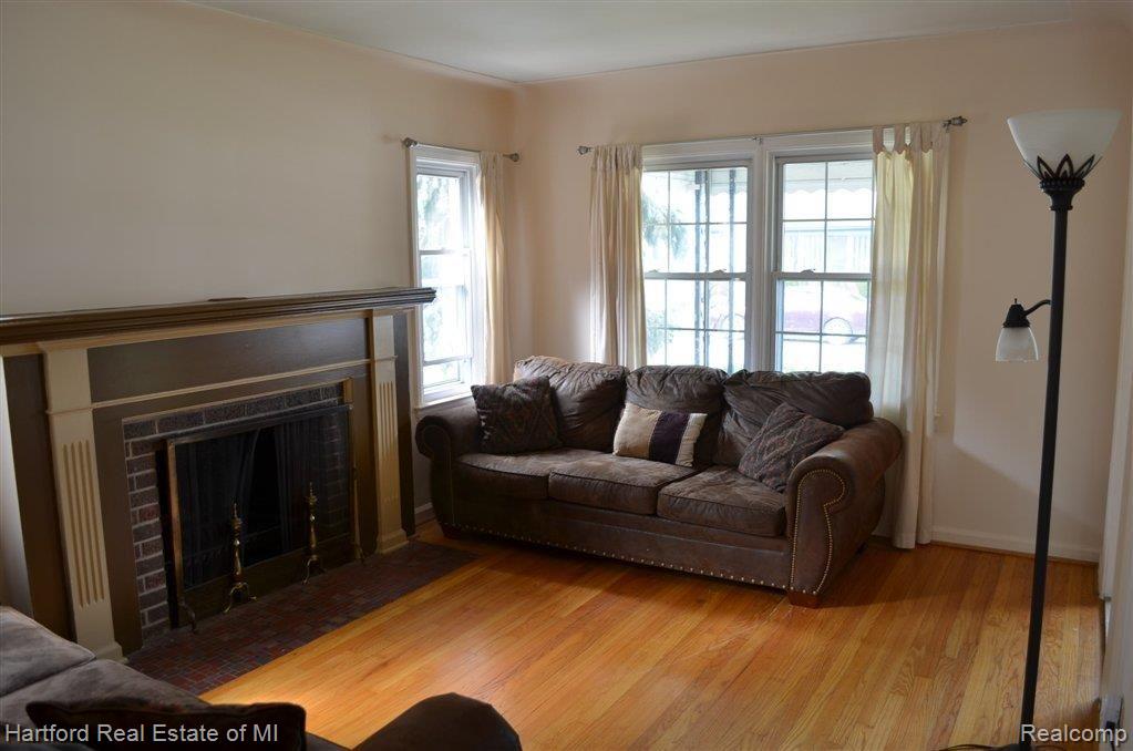 1149 Harvard Road Berkley, MI 48072 - Photo 4 of 24 Living Room
