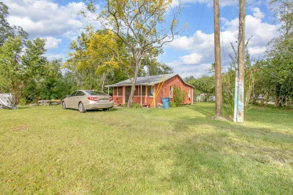 a view of an house with backyard space and garden