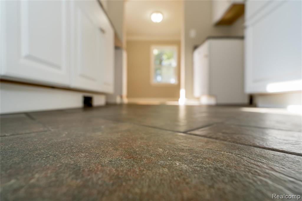 24844 Landau Center Line, MI 48015 - Photo 13 of 58