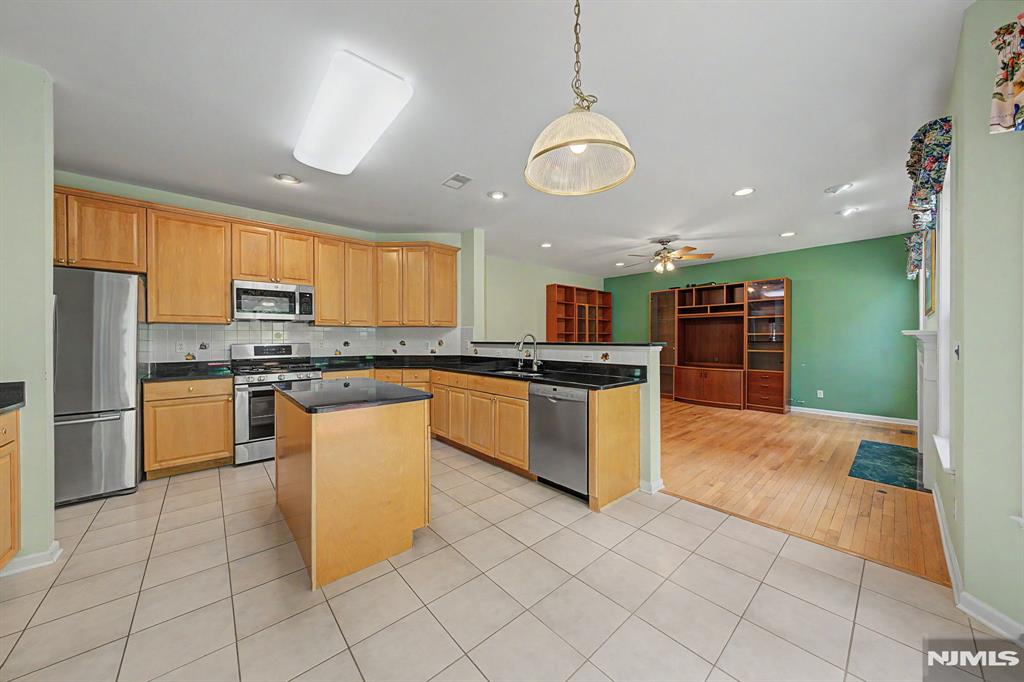 1 Skytop Ridge Oakland, NJ 07436 - Photo 8 of 43