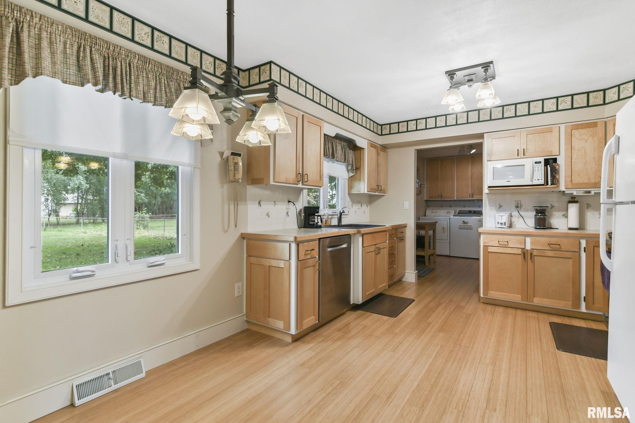 220 Quarterstaff Road Springfield, IL 62704 - Photo 13 of 36