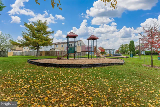 a view of a fountain in front of a house with a fountain