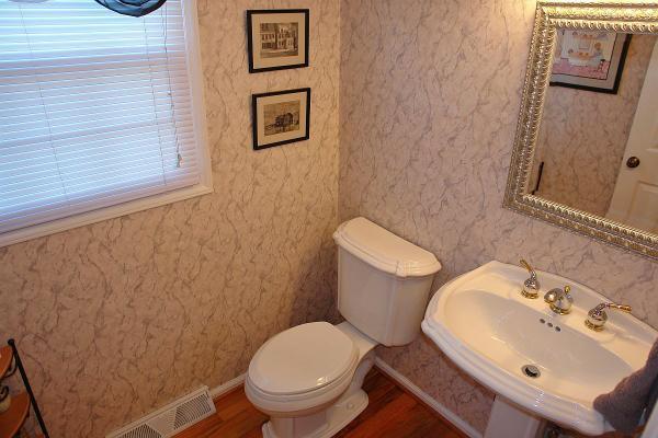 4648 Rte 1094 Roanoke, VA 24012 - Photo 8 of 40 hall bath