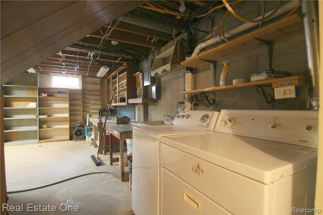 132 South Roslyn Road Waterford, MI 48328 - Photo 4 of 20 Roslyn Basement Laundry Room.jpg