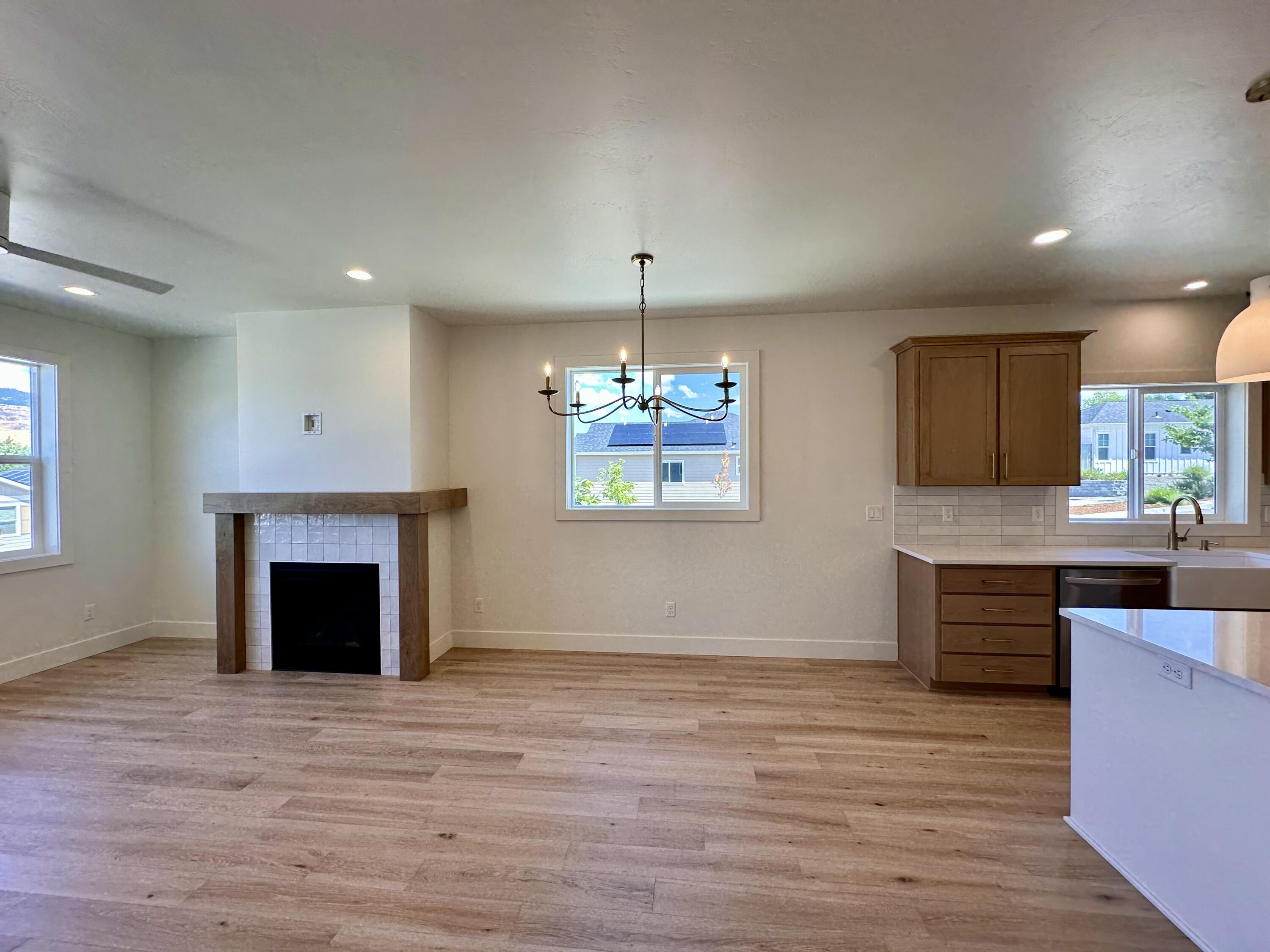 380 Randy Street Ashland, OR 97520 - Photo 4 of 43 Eating Area