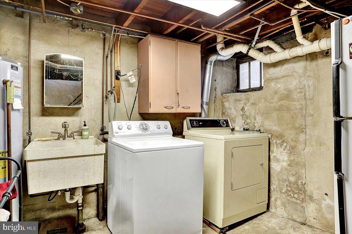 325 2nd Street Reading, PA 19607 - Photo 18 of 38 a utility room with dryer and washer