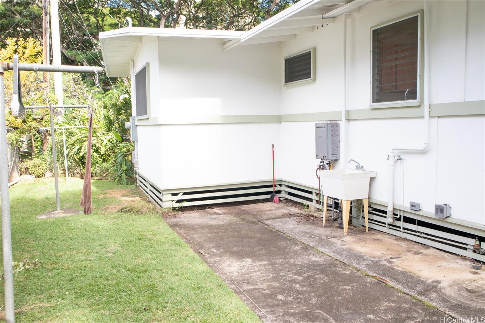 2024 Ohai Lane, Unit D Honolulu, HI 96813 - Photo 4 of 11 a backyard of a house with table and chairs