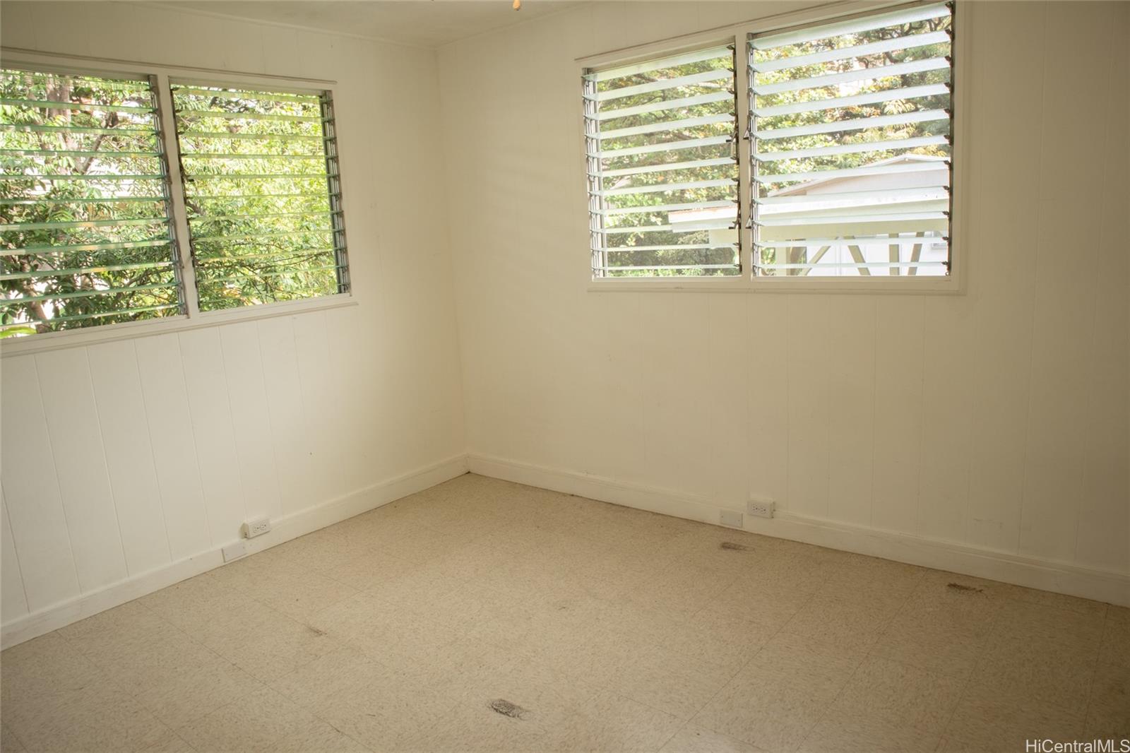 2024 Ohai Lane, Unit D Honolulu, HI 96813 - Photo 8 of 11 an empty room with a window