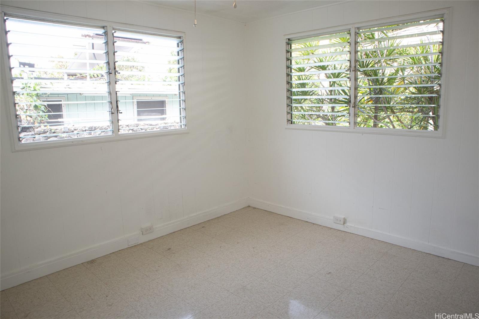 2024 Ohai Lane, Unit D Honolulu, HI 96813 - Photo 10 of 11 an empty room with a window