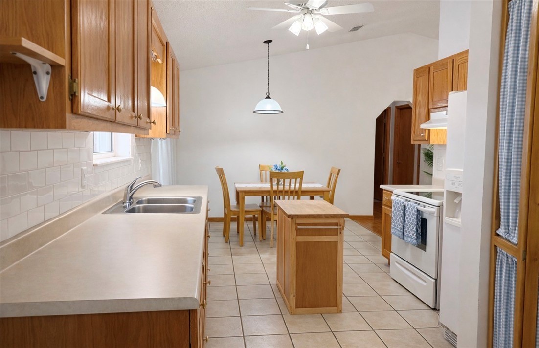 621 Dallas Circle Folkston, GA 31537 - Photo 7 of 21 Kitchen