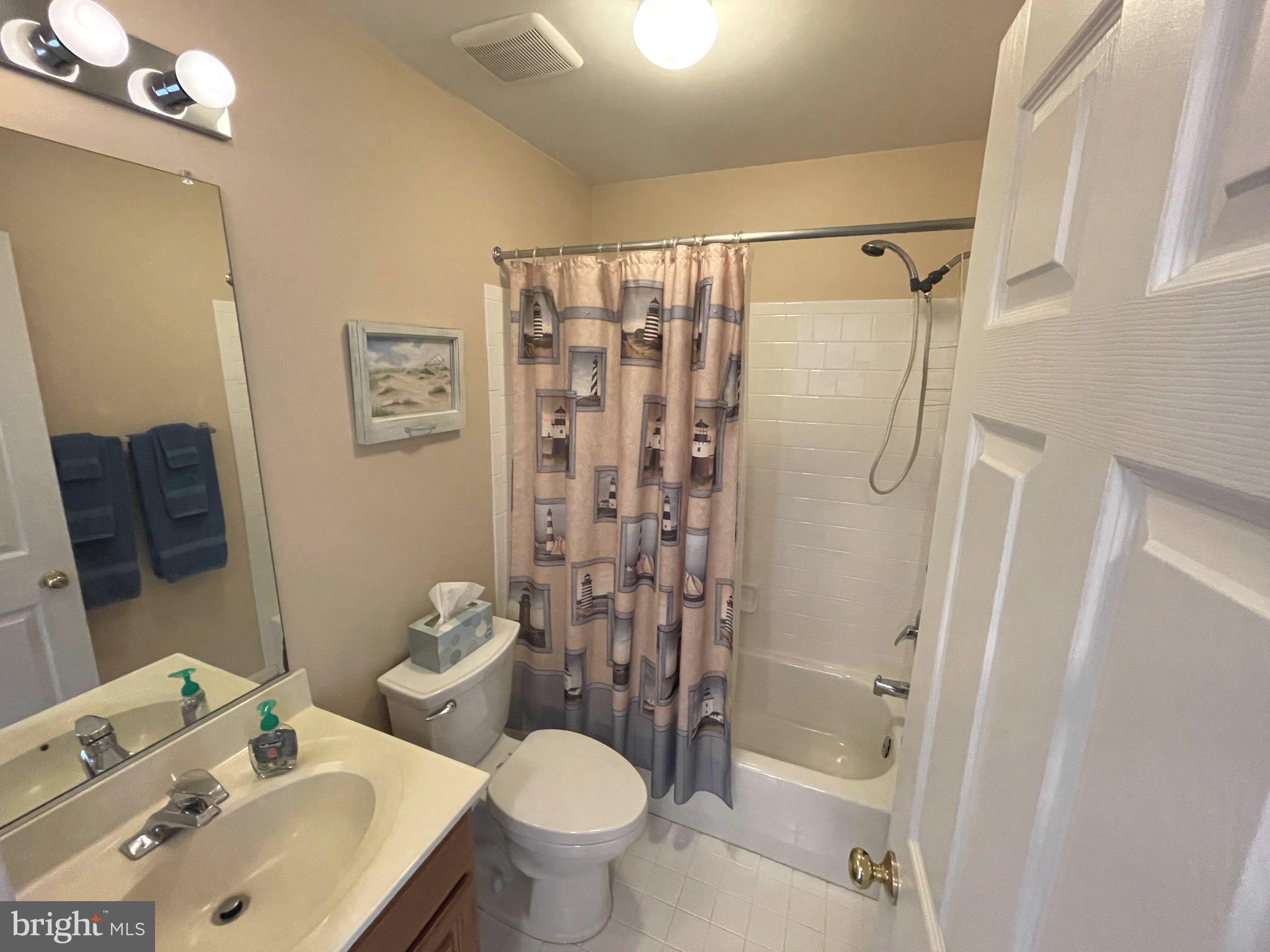 2211 West Geipe Road Catonsville, MD 21228 - Photo 15 of 37 Main level bathroom with tub
