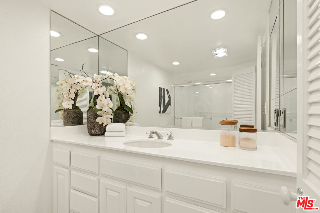 2700 Cahuenga Boulevard, Unit 2310 Los Angeles, CA 90068 - Photo 21 of 32