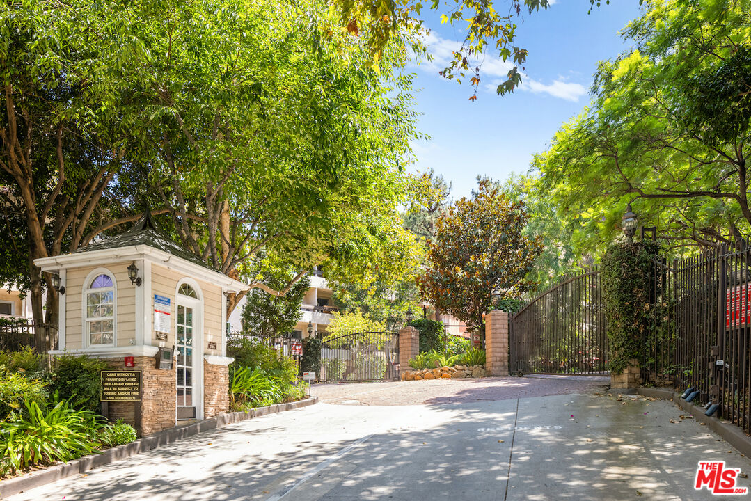 2700 Cahuenga Boulevard, Unit 2310 Los Angeles, CA 90068 - Photo 27 of 32