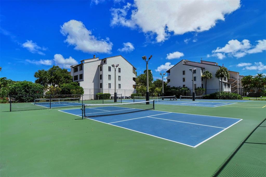 6287 Midnight Pass Road, Unit 103 Sarasota, FL 34242 - Photo 31 of 36 a view of a basketball court