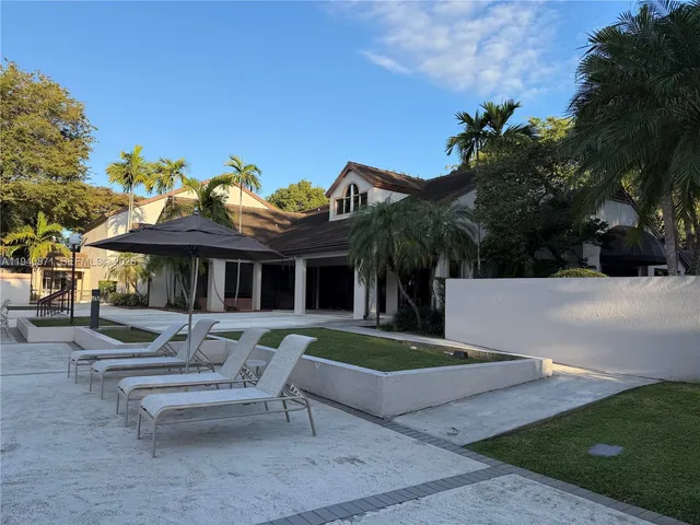 a view of a yard in front of house