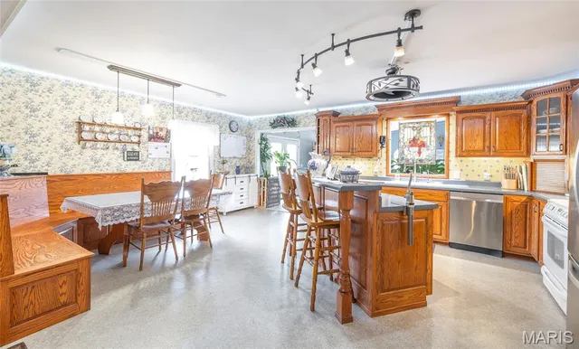 $785,000 | 15460 North Highway 68, St. James, MO 65559