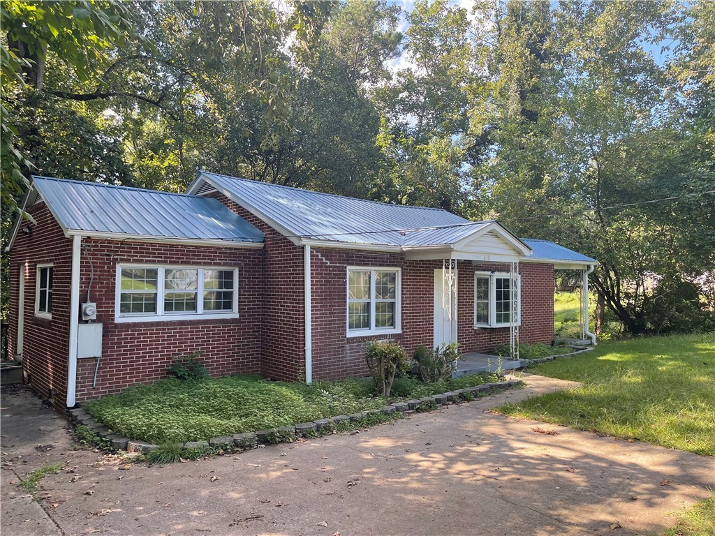 218 Friendship Road Seneca, SC 29678 - Photo 2 of 34 Gallery Image 2
