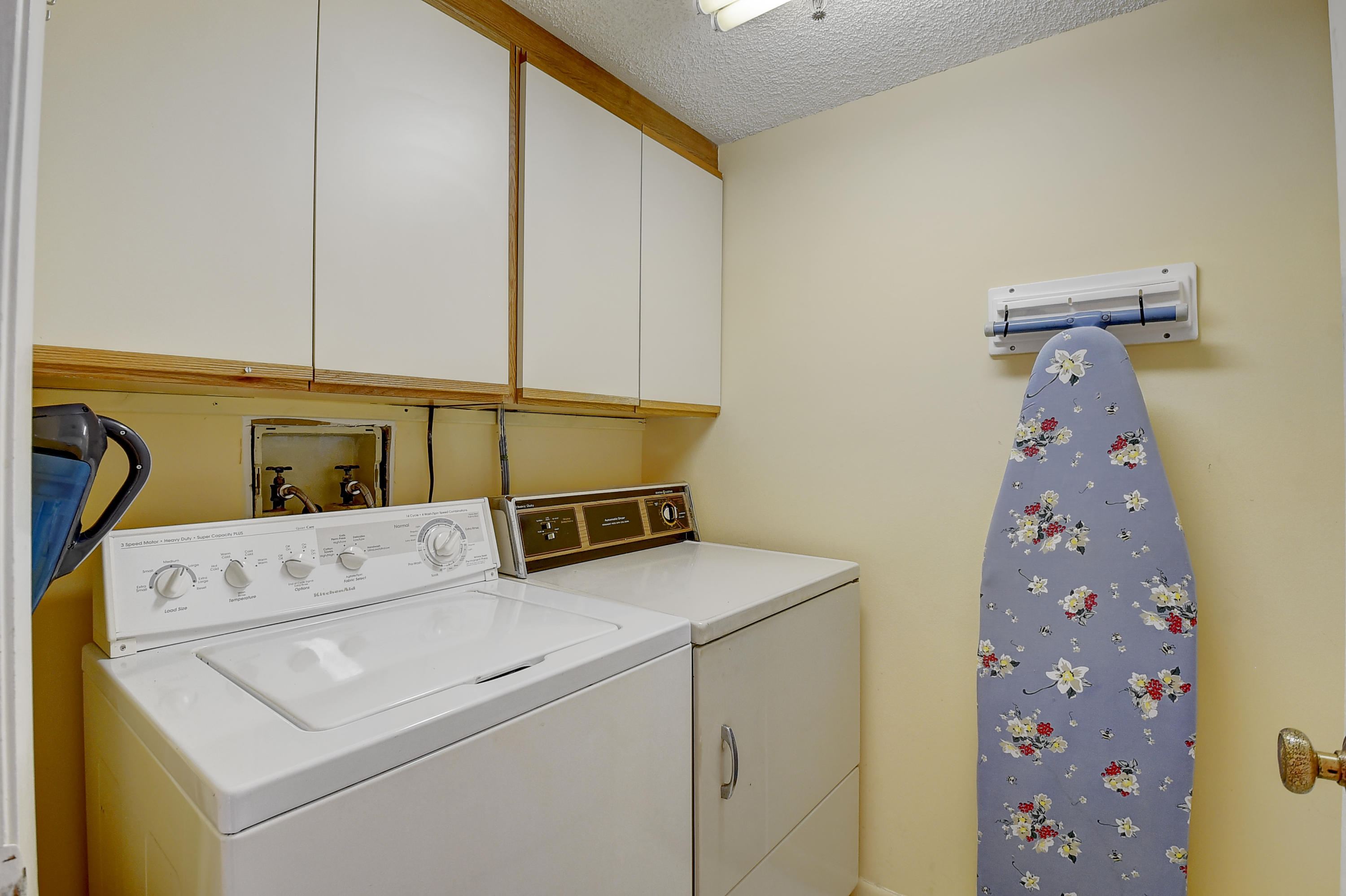 7076 Huntington Lane, Unit 802 Delray Beach, FL 33446 - Photo 23 of 54 Laundry/utility room