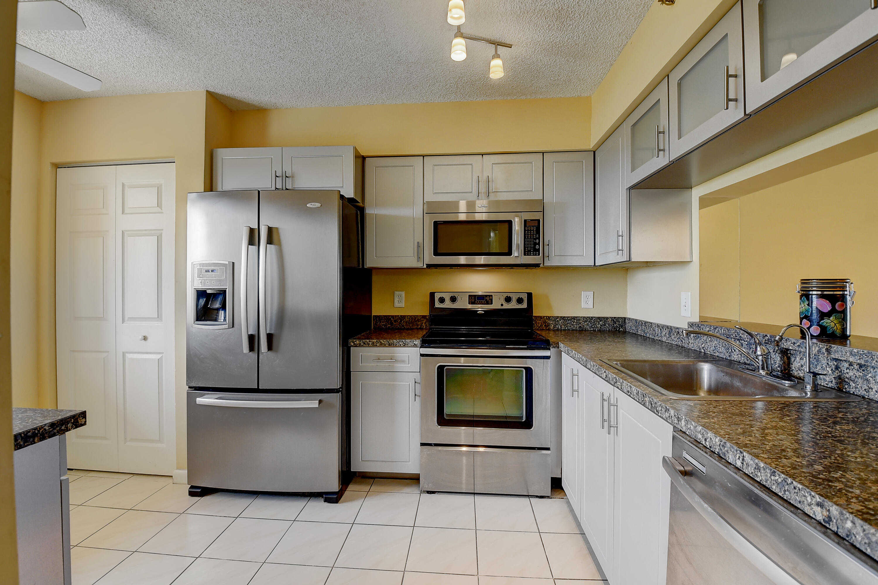 7076 Huntington Lane, Unit 802 Delray Beach, FL 33446 - Photo 7 of 54 updated kitchen