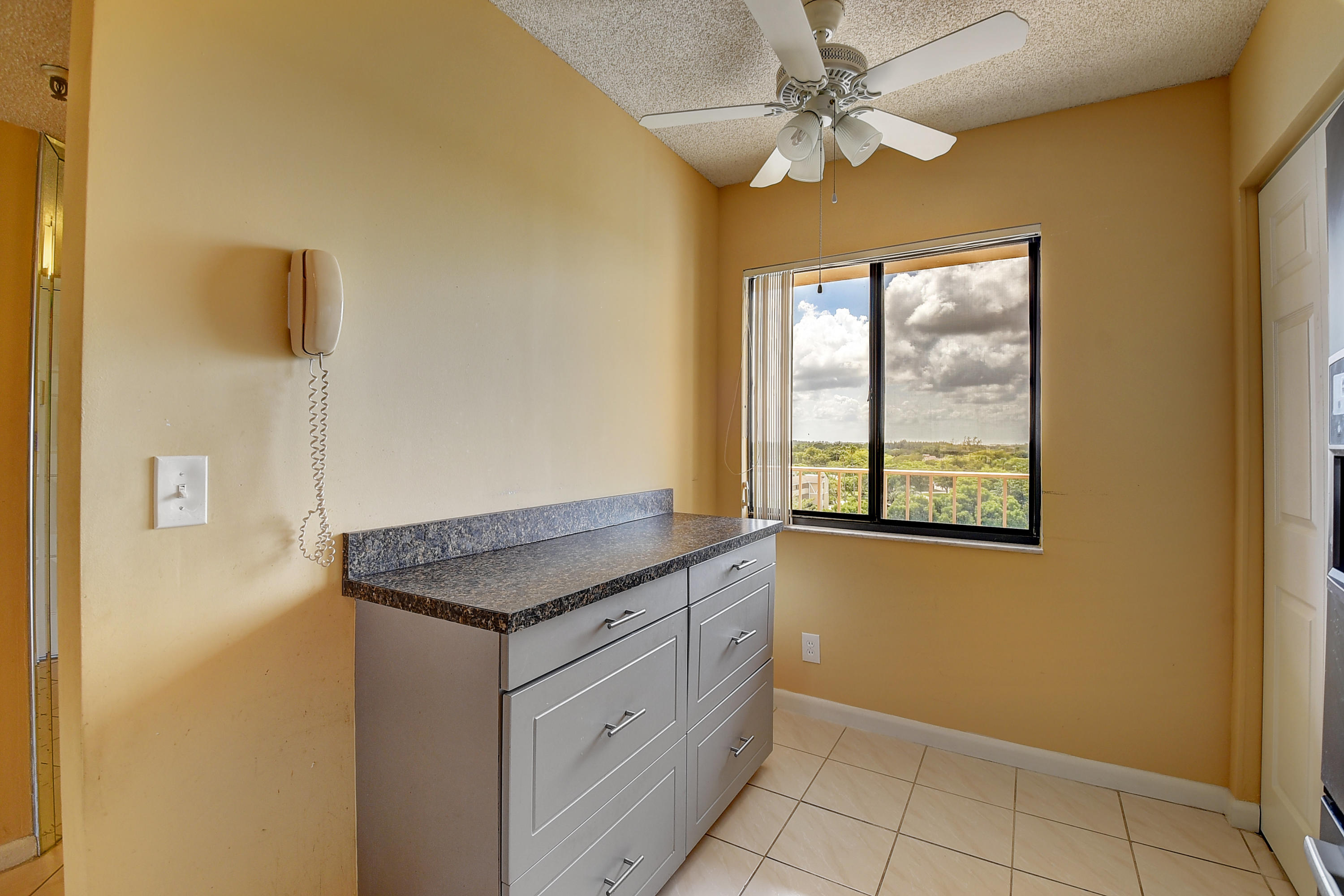 7076 Huntington Lane, Unit 802 Delray Beach, FL 33446 - Photo 9 of 54 kitchen