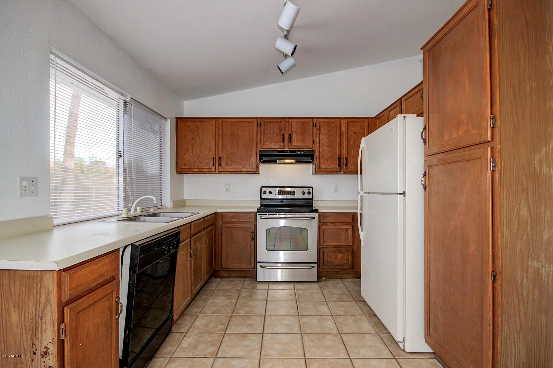 1726 East Darrel Road Phoenix, AZ 85042 - Photo 6 of 16 Darrel (10)