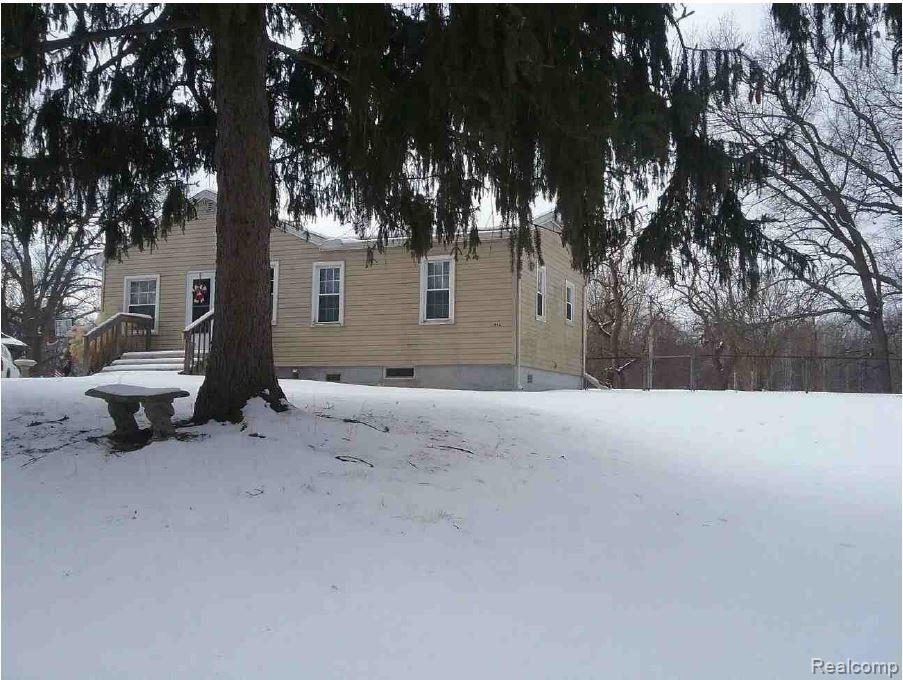 9139 Oakridge Road Temperance, MI 48182 - Photo 5 of 25 5.JPG