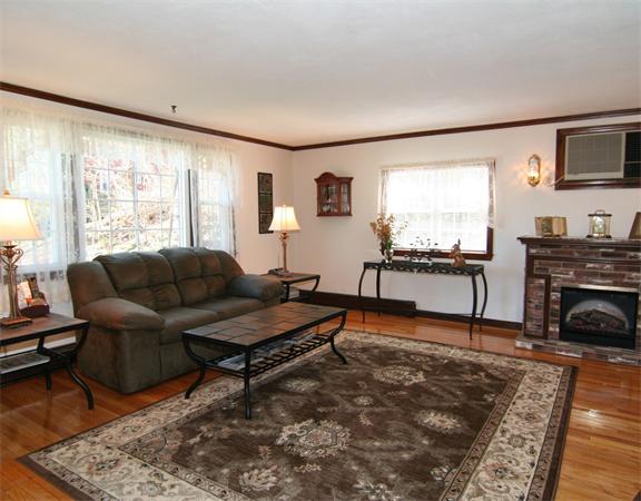 4 Randall Road Reading, MA 01867 - Photo 3 of 22 Gallery Image 3