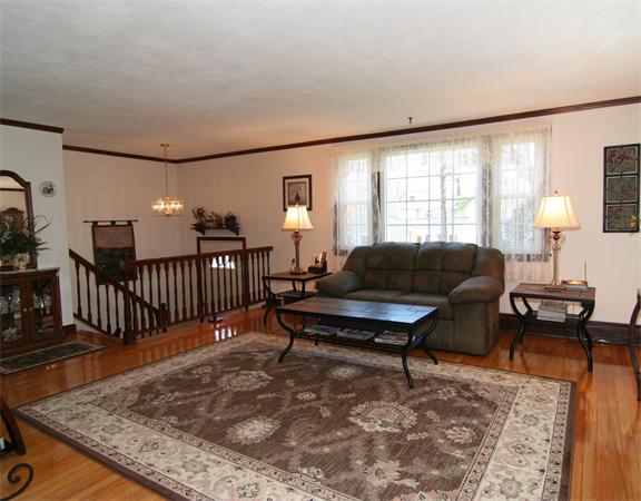 4 Randall Road Reading, MA 01867 - Photo 4 of 22 Gallery Image 4