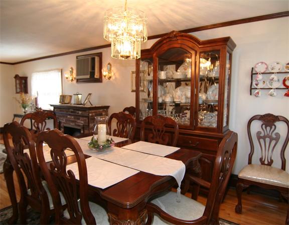 4 Randall Road Reading, MA 01867 - Photo 5 of 22 Gallery Image 5