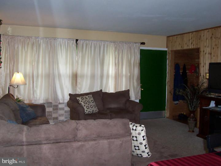 1569 West County Line Road Warminster, PA 18974 - Photo 4 of 25 Living Room