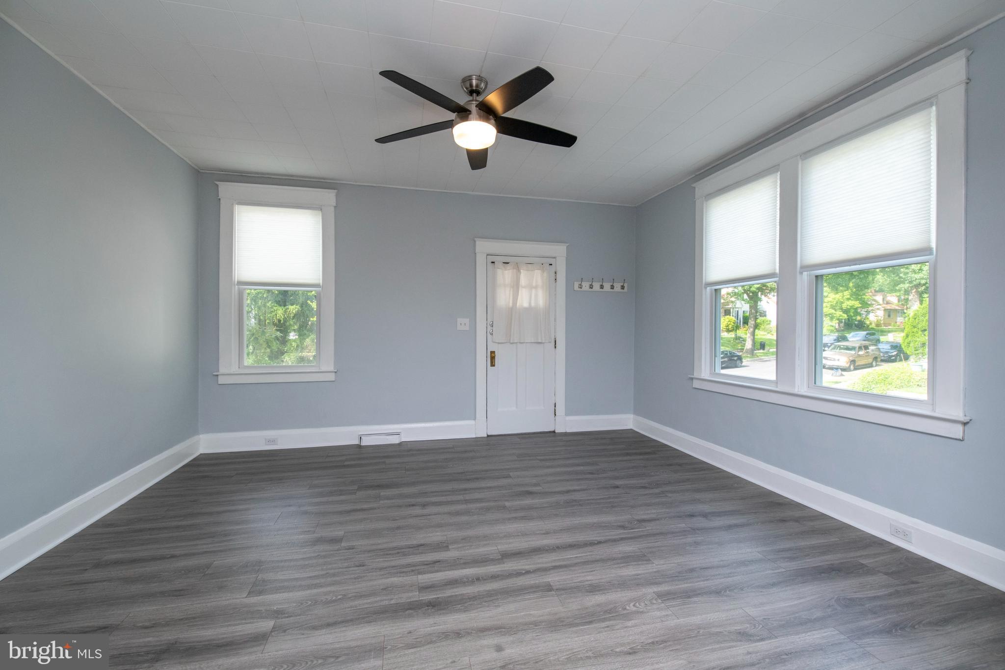 334 Ridge Avenue Towson, MD 21286 - Photo 13 of 40 Spacious family rm w/ ceiling fan & neutral paint