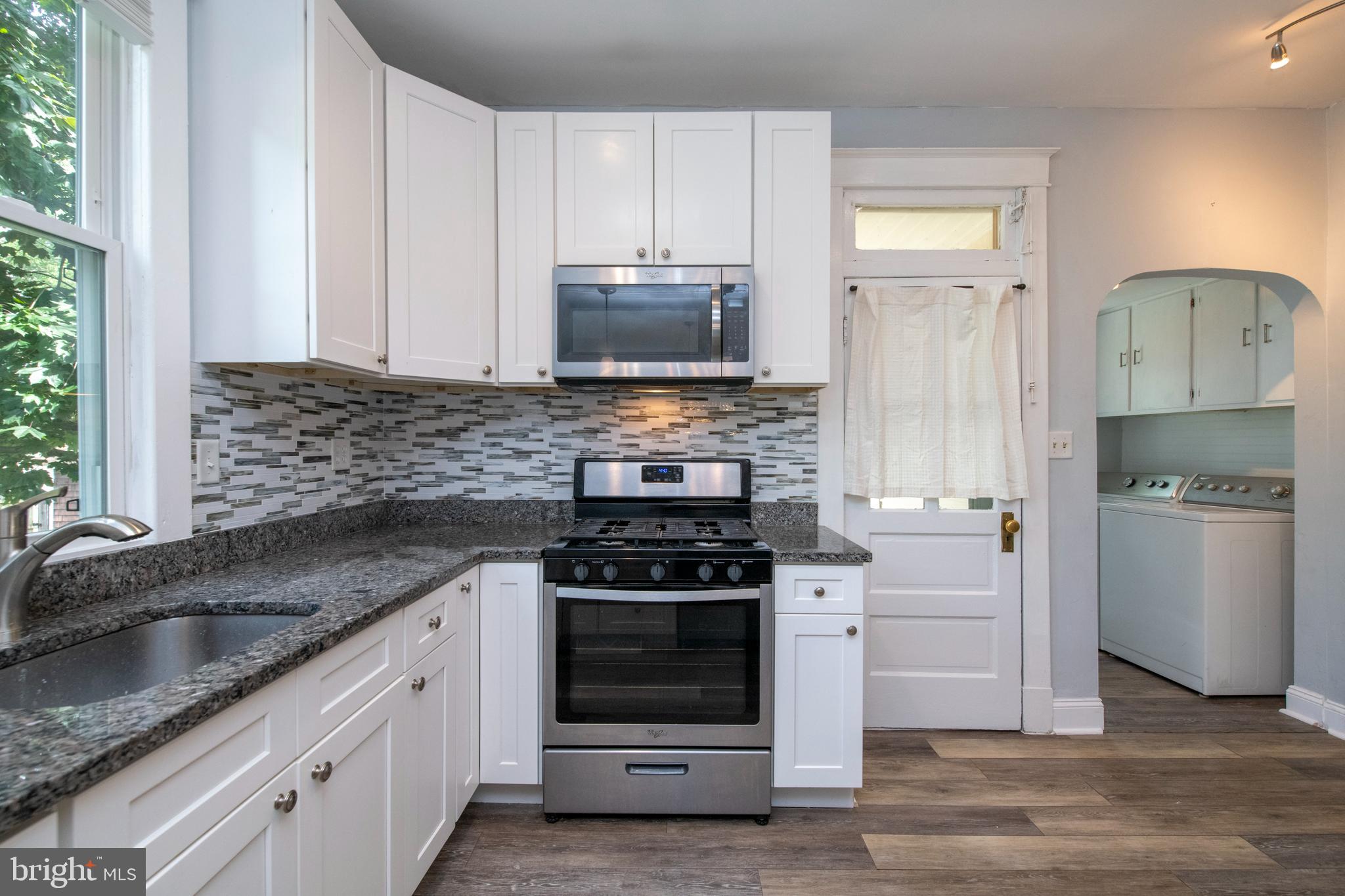 334 Ridge Avenue Towson, MD 21286 - Photo 7 of 40 Built-in microwave & range with gas cooking!