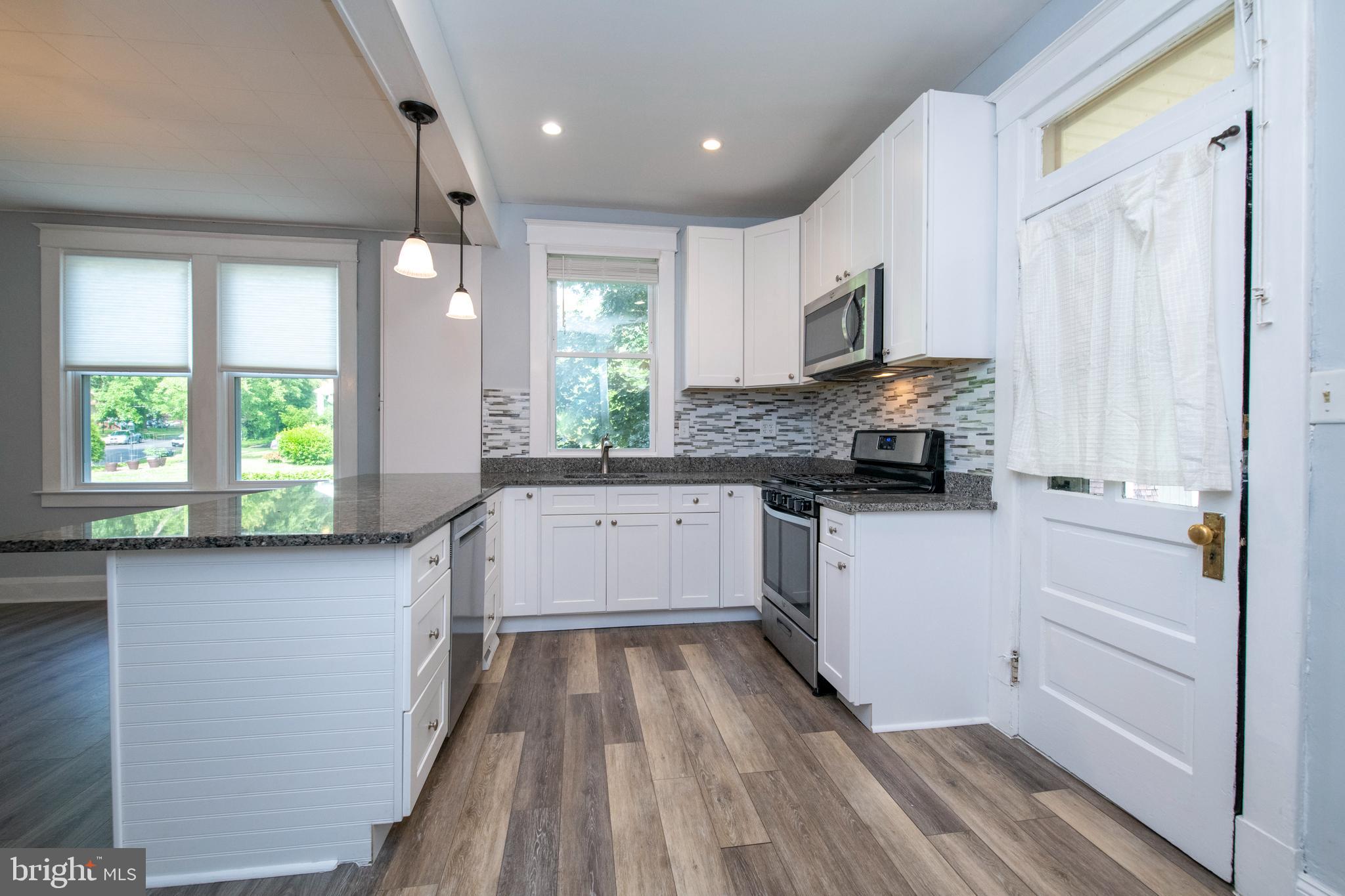 334 Ridge Avenue Towson, MD 21286 - Photo 9 of 40 Granite countertops & backsplash