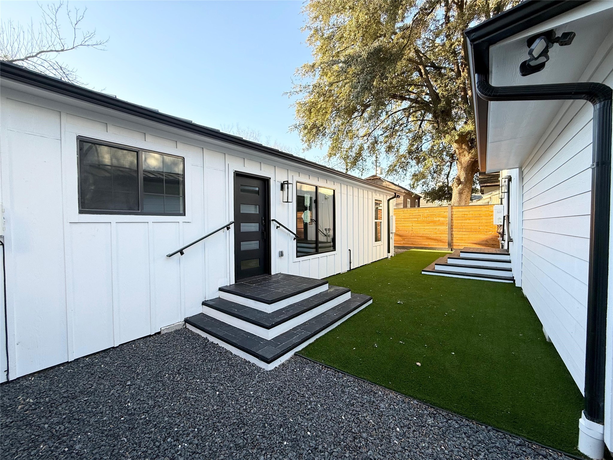 1617 Common Street Houston, TX 77009 - Photo 39 of 50 a front view of house with yard