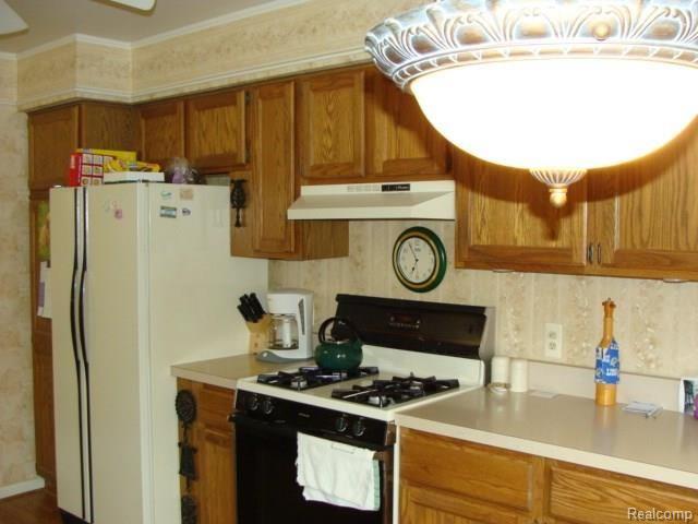 1607 Hillside Lane Rochester, MI 48307 - Photo 10 of 39 Kitchen 4.jpg