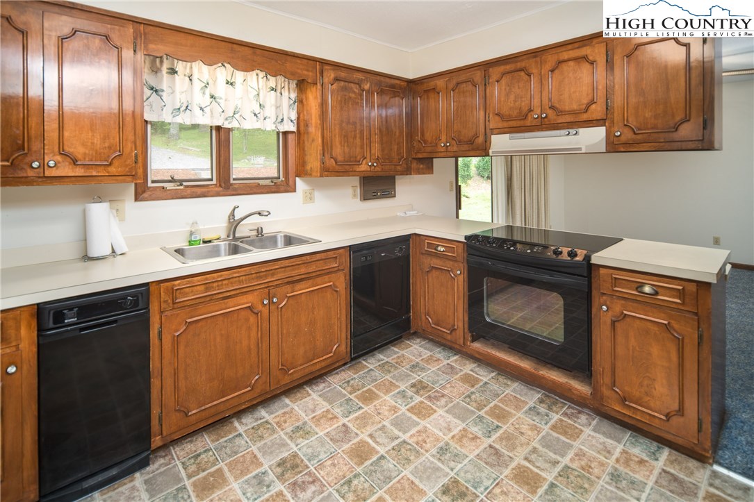 215 Azalea Drive Boone, NC 28607 - Photo 7 of 29 Gallery Image 7