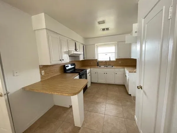 $1,900 | 1066 Burkshire Drive, Corpus Christi, TX 78412