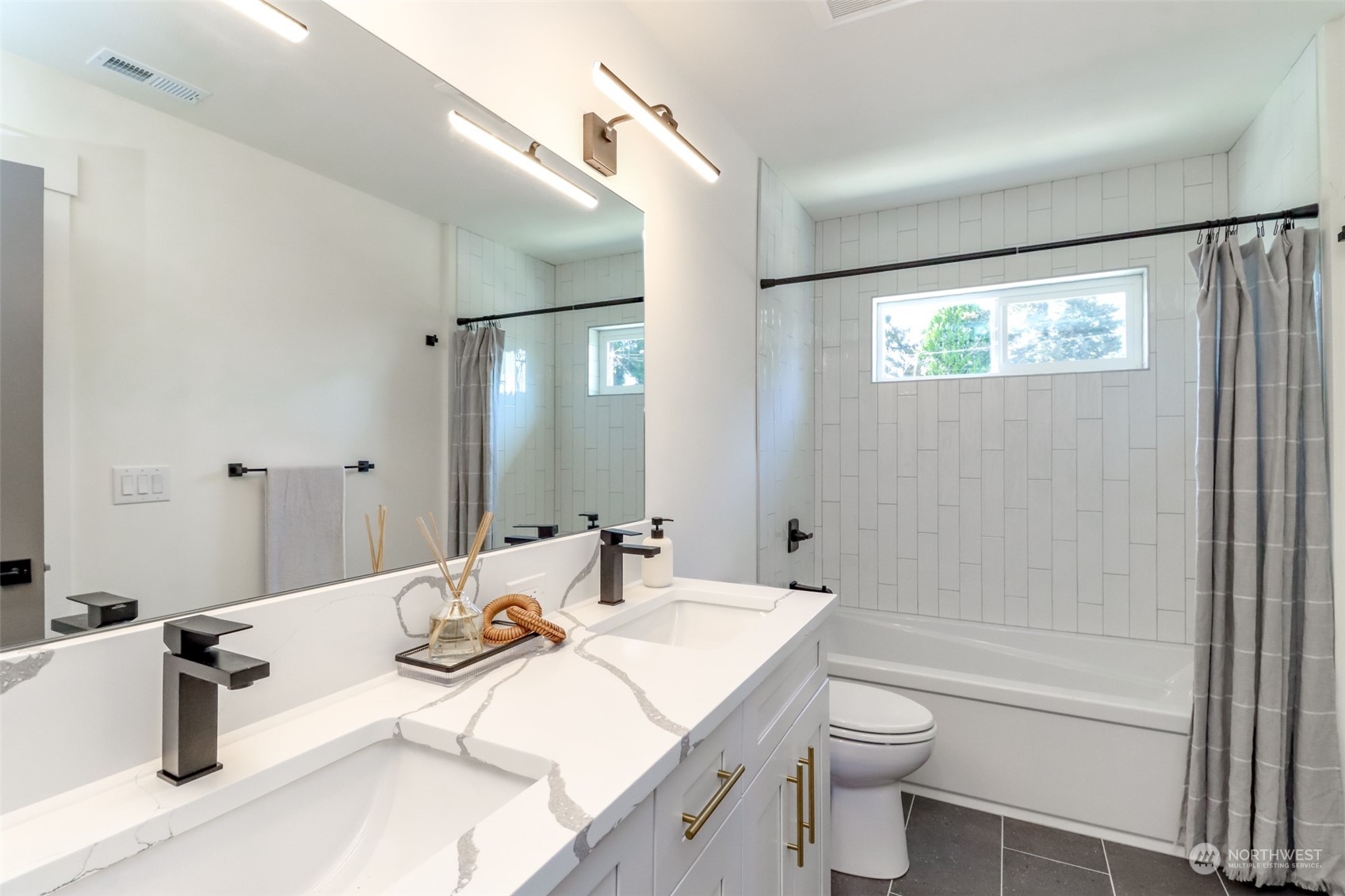 10448 3rd Avenue Southwest Seattle, WA 98146 - Photo 33 of 37