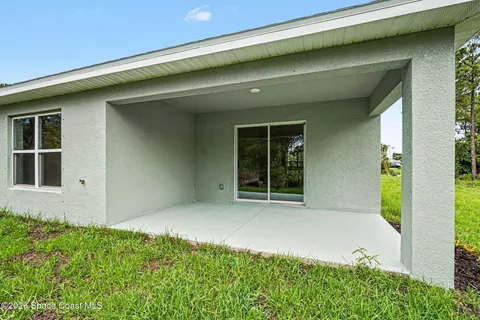 a view of an entrance of the house