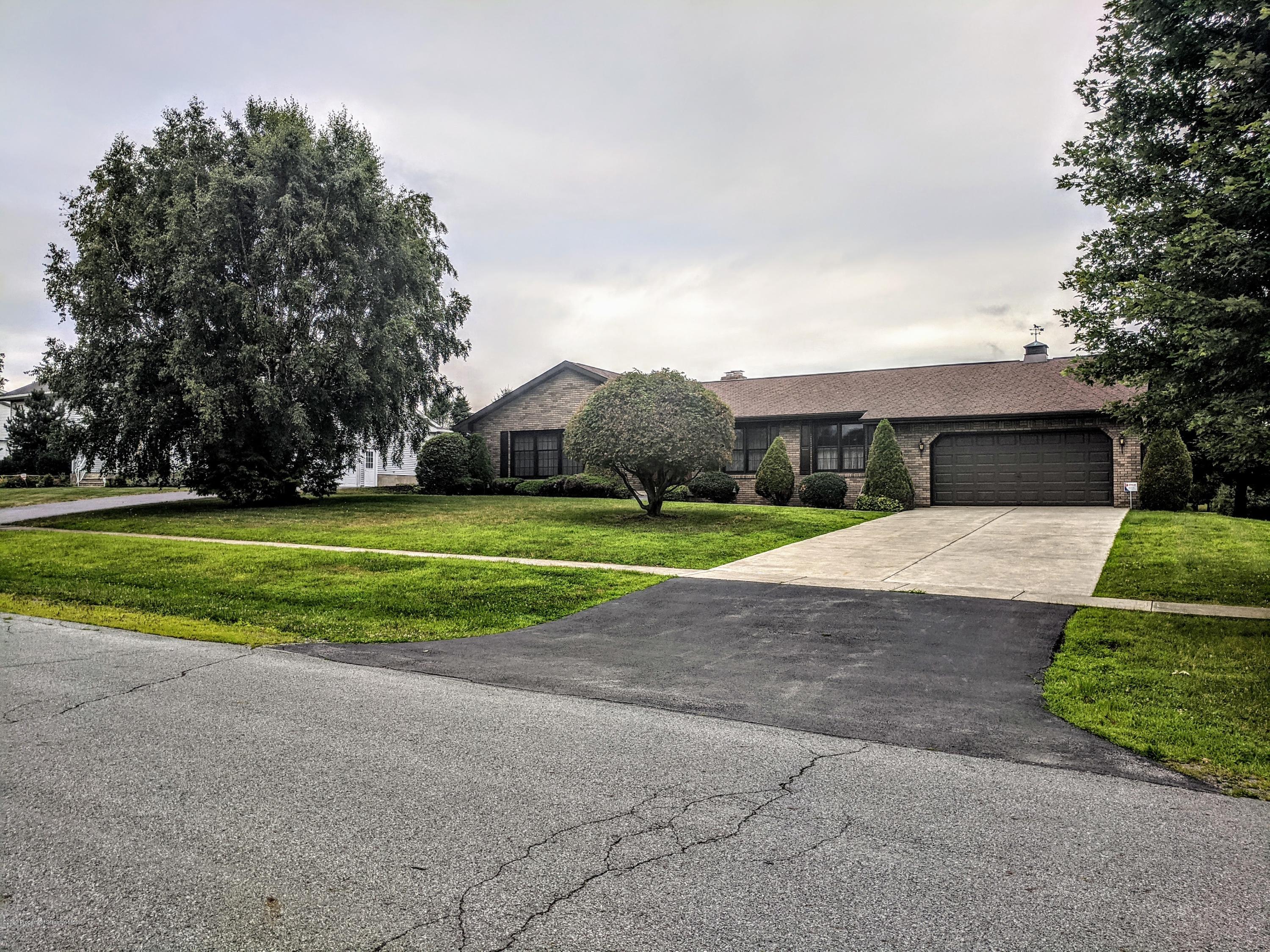 910 Appletree Road Moscow, PA 18444 - Photo 3 of 51 Gallery Image 3