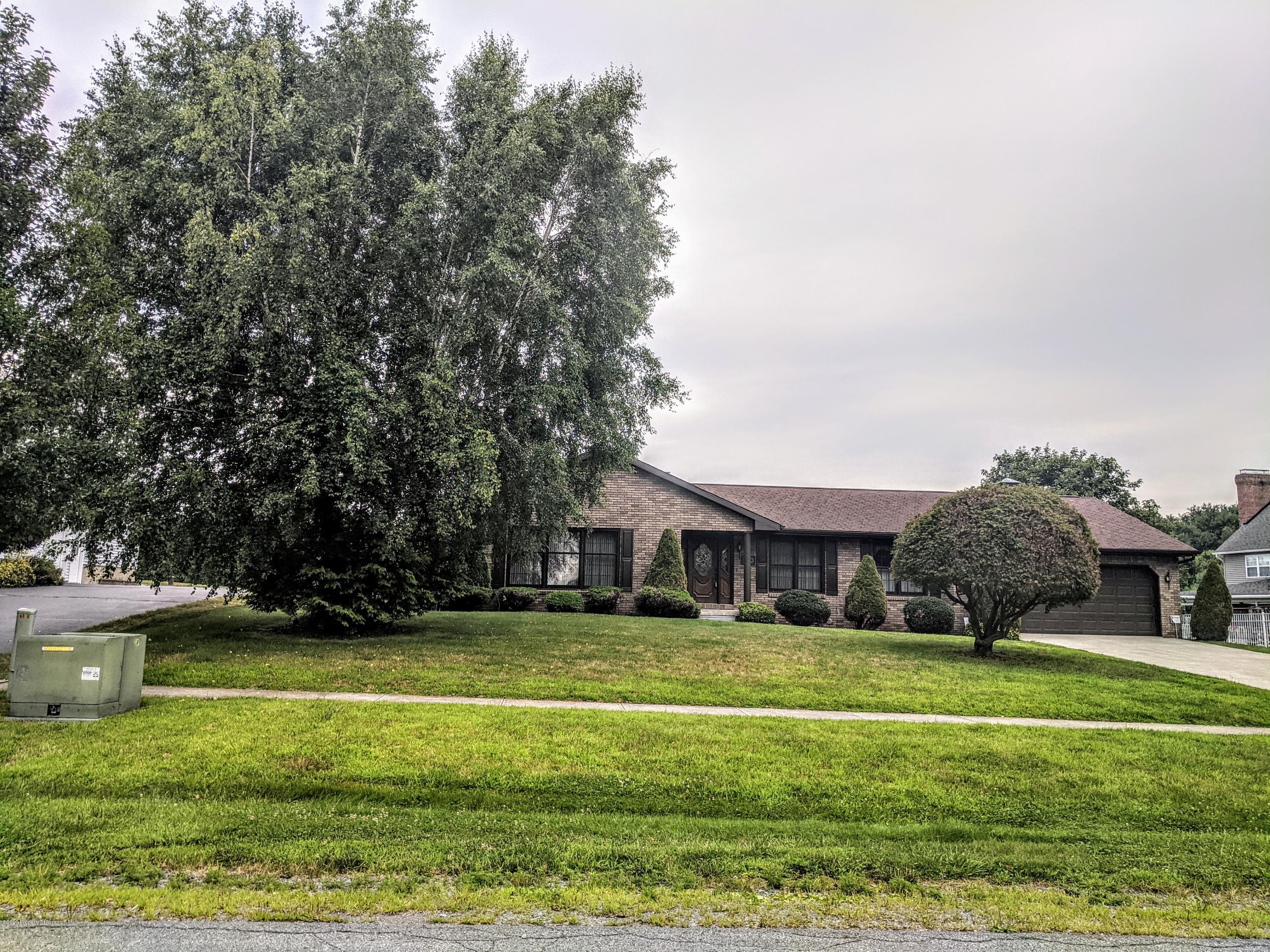 910 Appletree Road Moscow, PA 18444 - Photo 4 of 51 Gallery Image 4