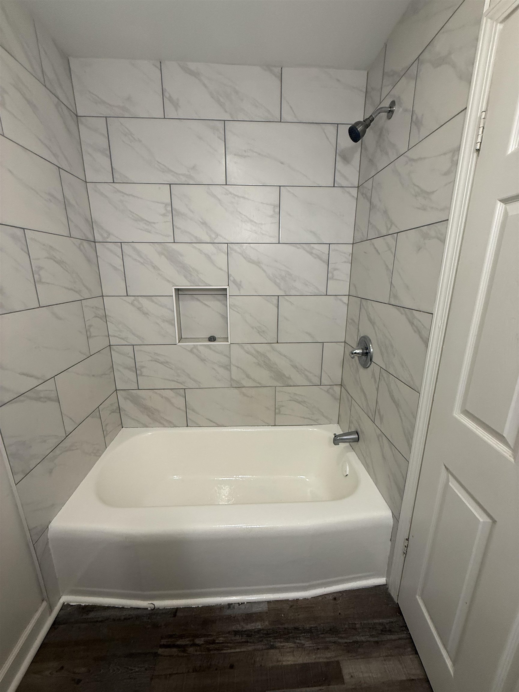 112 Tapp Drive Somerville, TN 38068 - Photo 12 of 16 a bathroom with a bathtub
