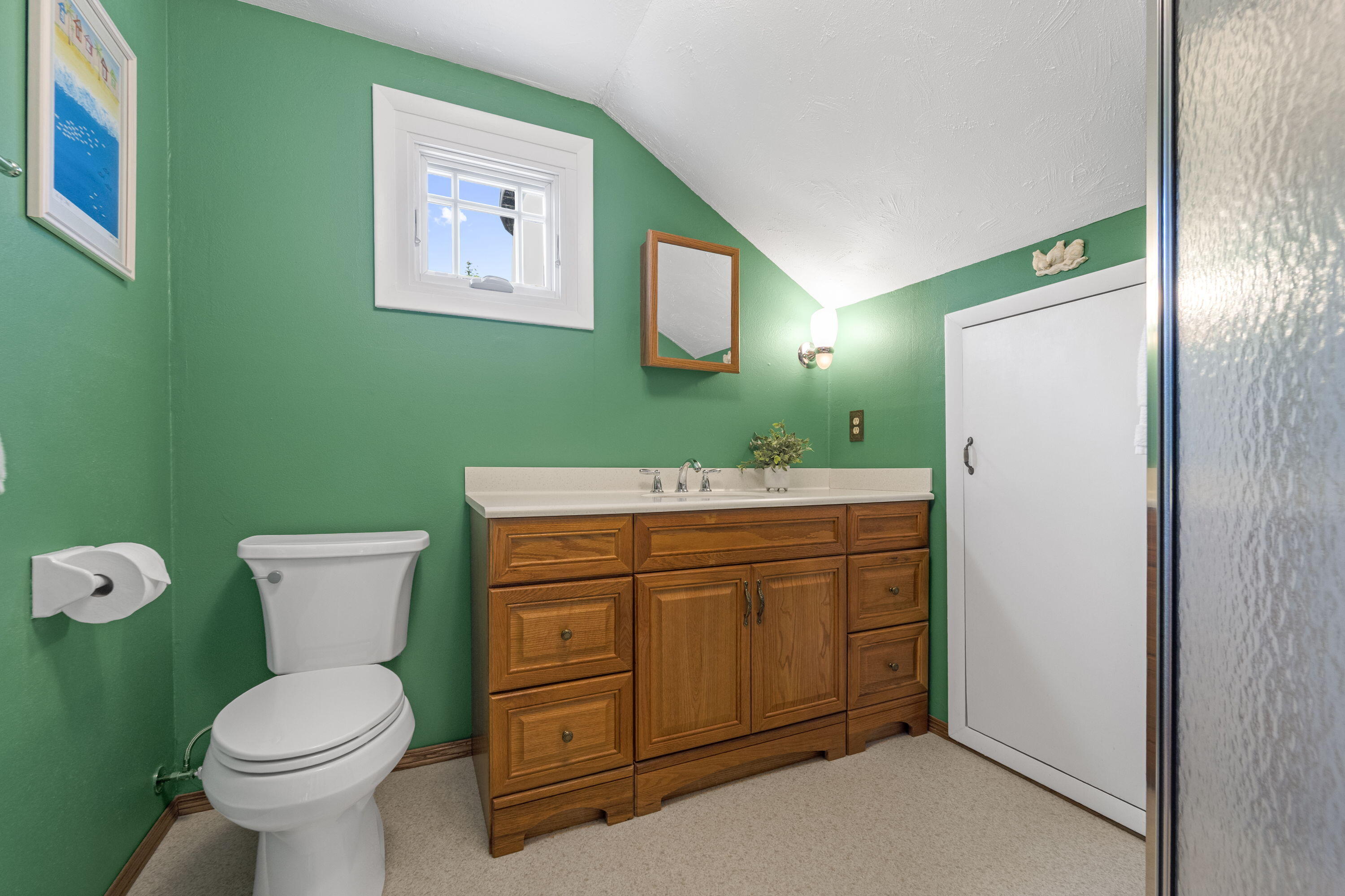 1270 Lake Shore Road Grafton, WI 53024 - Photo 47 of 99 Full Bath on Upper Level