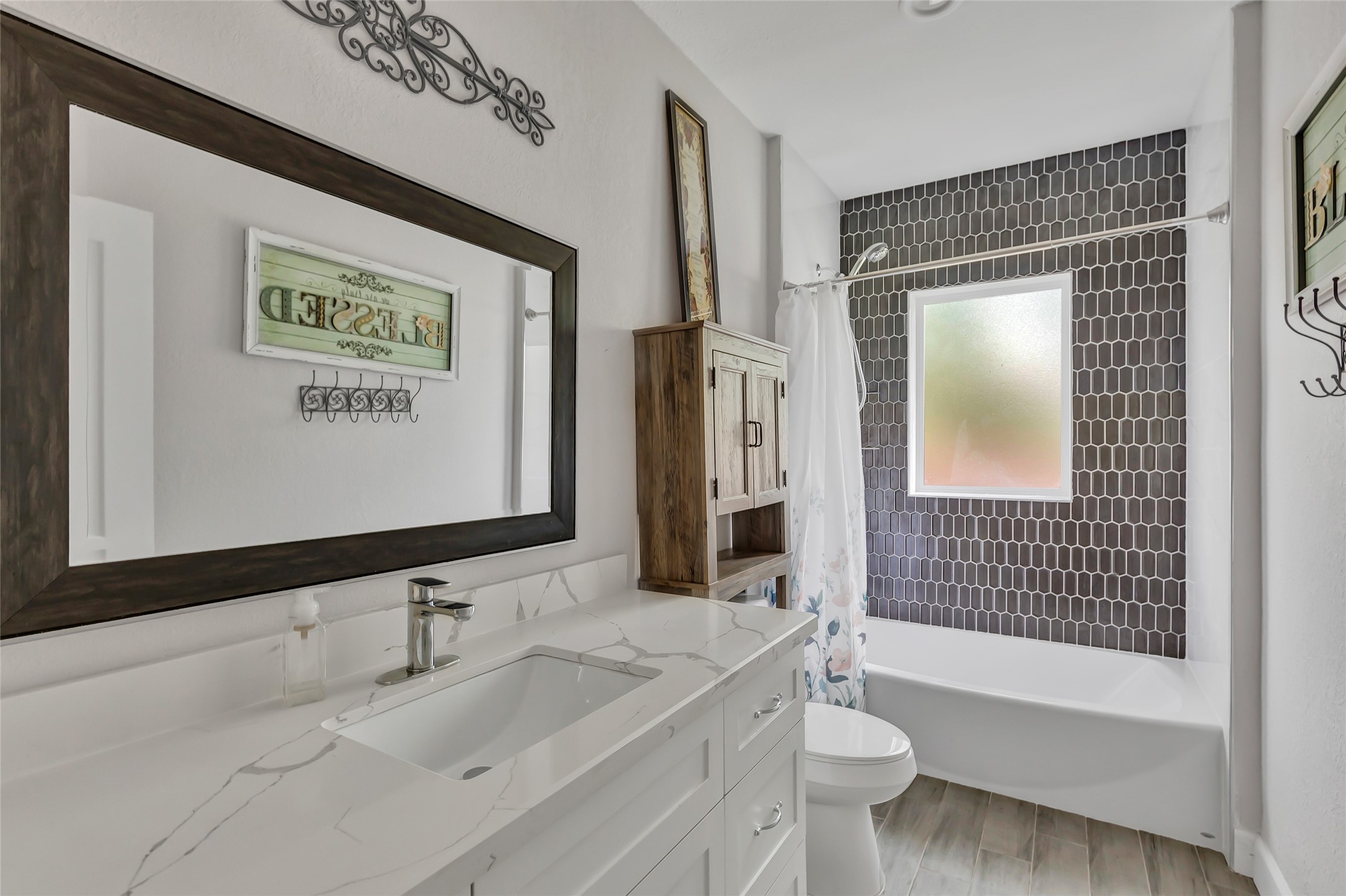 105 Wallisville Road Liberty, TX 77575 - Photo 23 of 43 Guest bathroom