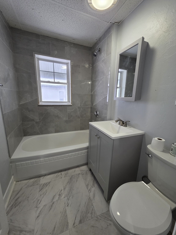 39 Harlem Street, Unit 3 Worcester, MA 01610 - Photo 17 of 18 a bathroom with a toilet sink and bathtub