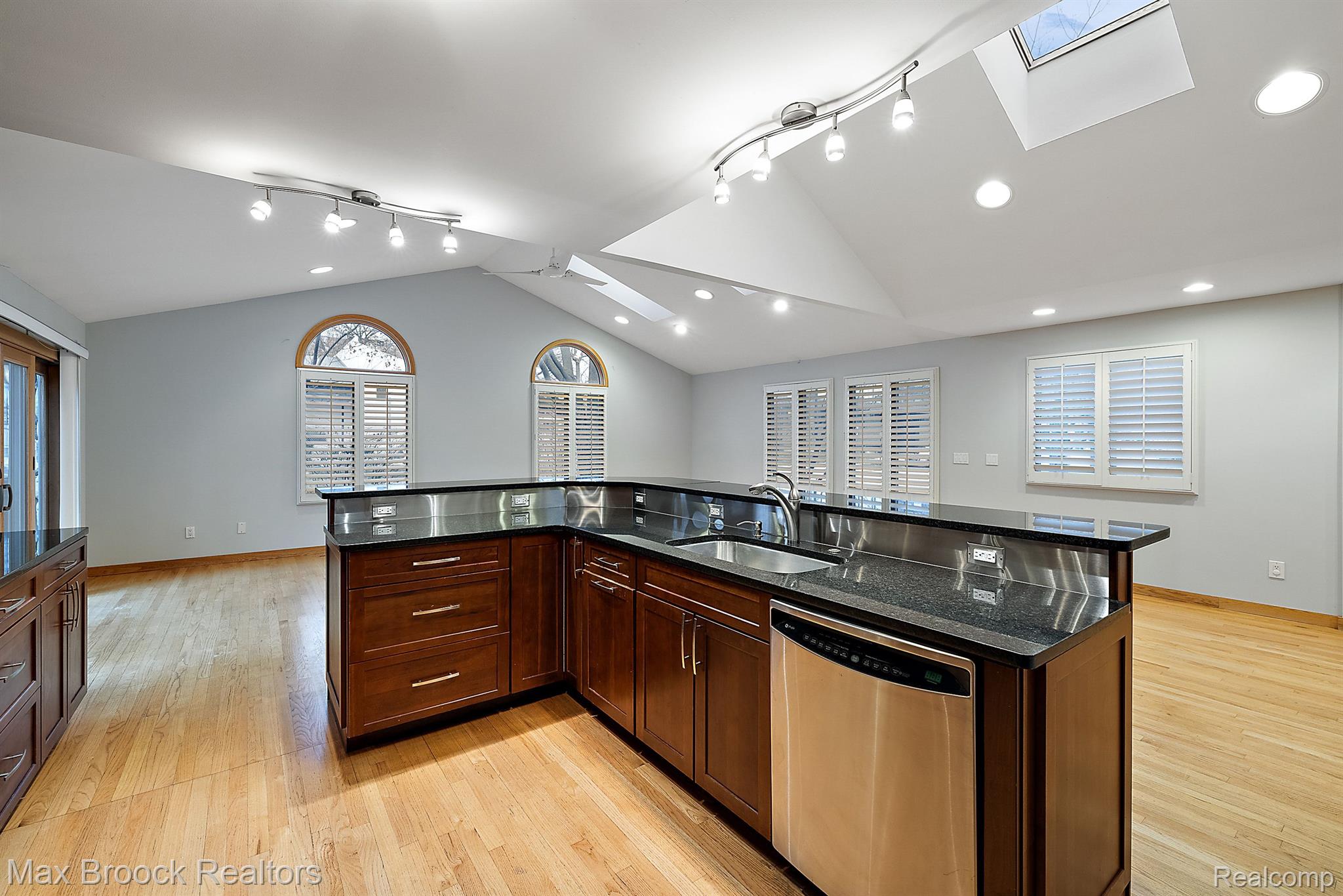 810 Chestnut Street Birmingham, MI 48009 - Photo 7 of 22 Kitchen View 3
