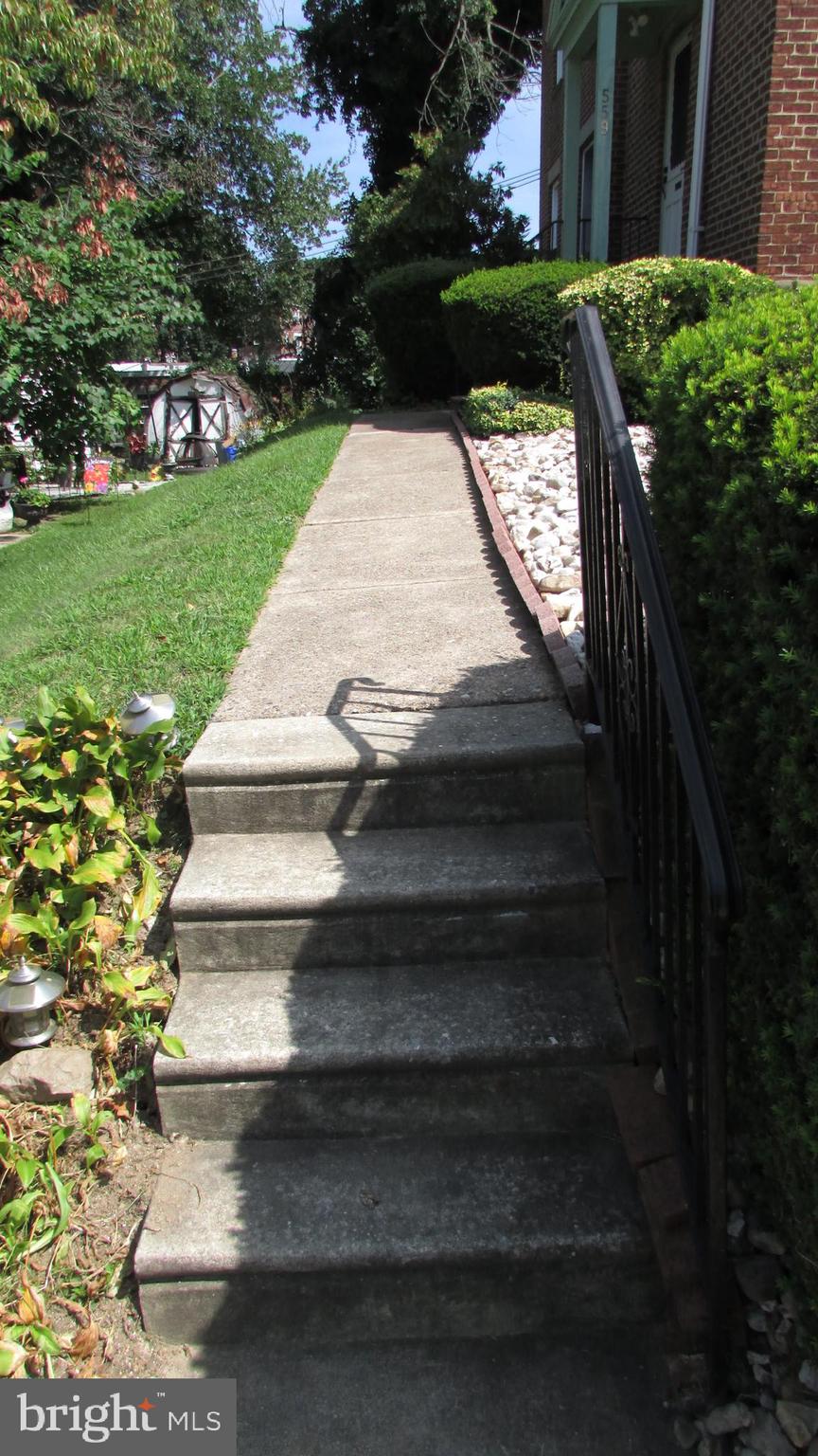559 Overlook Road Philadelphia, PA 19128 - Photo 3 of 25
